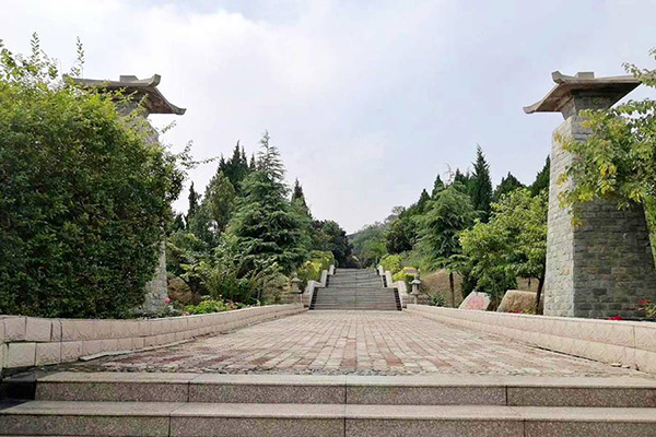 西安卧龙山墓地：探访古老而神秘的葬域