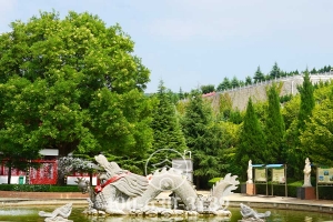 卧龙雕塑
